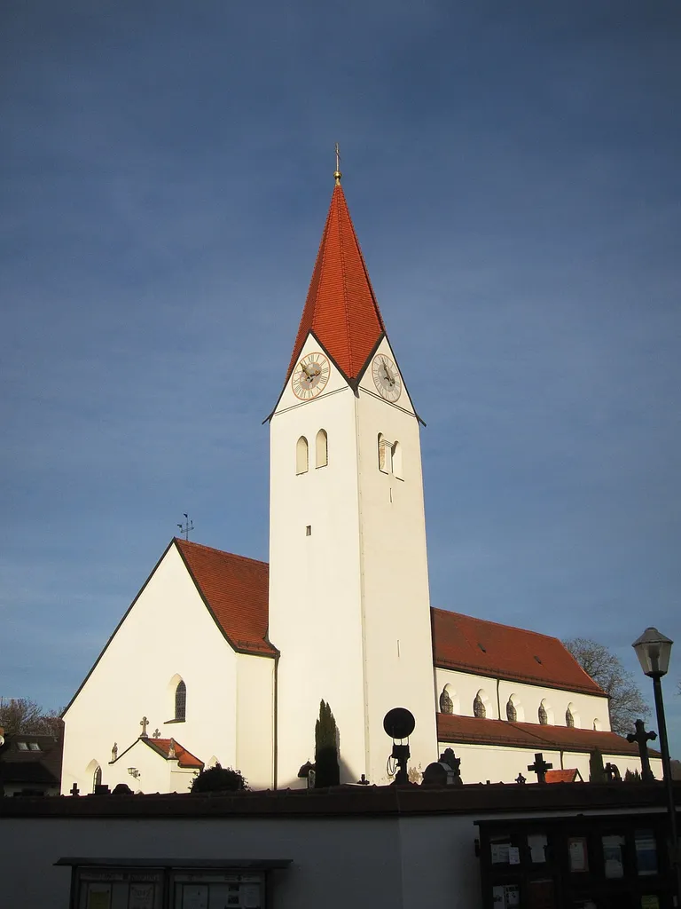 Ehemalige Kollegiatsstiftkirche, jetzt Katholische Pfarrkirche St. Zeno, dreischiffige Pfeilerbasilika mit Krypta und drei Apsiden nach dem Vorbild des Freisinger Domes um 1200 errichtet, Turm und westliche Vorhalle Anfang 15. Jahrhundert, Barockisierung 1697-1701 und um 1730; mit Ausstattung;