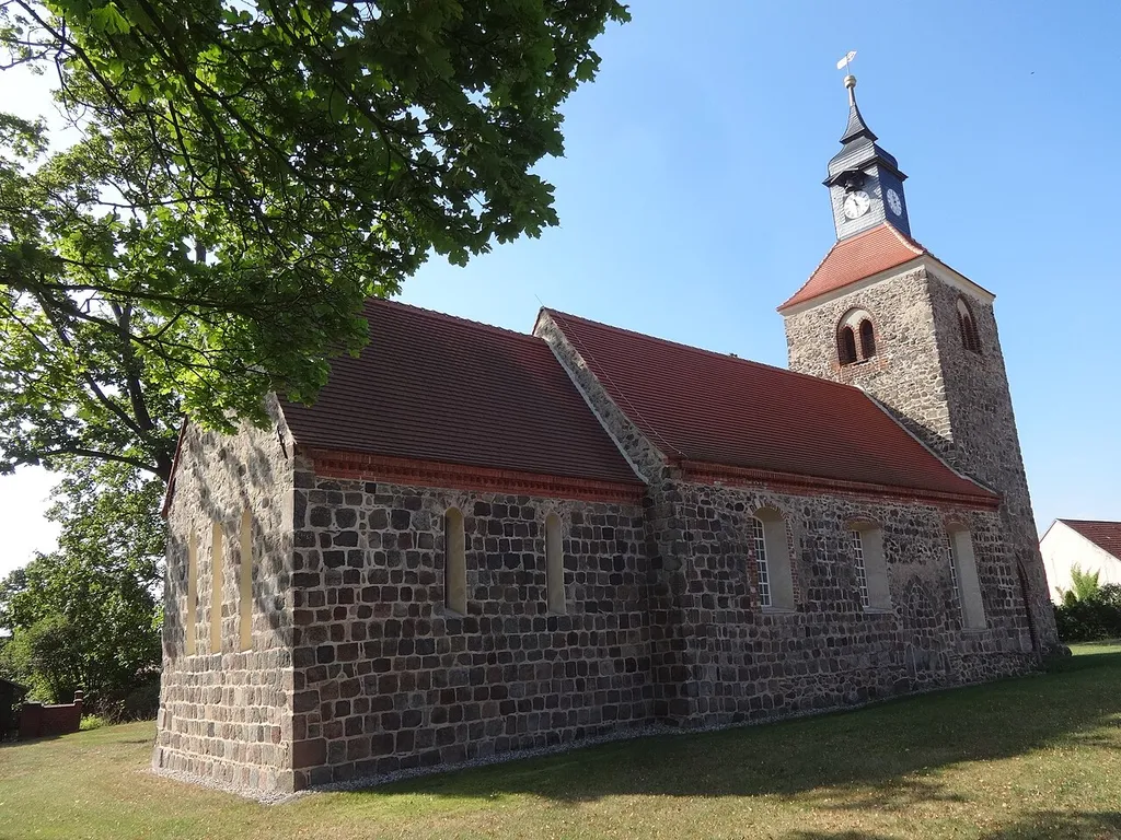 Die Feldsteinkirche wurde in der zweiten Hälfte des 13. Jahrhunderts erbaut. Im 15. Jahrhundert kam der Westturm hinzu, der 1753 einen Aufsatz erhielt. In seinem Innern befinden sich unter anderem ein Altar aus dem Anfang des 18. Jahrhunderts sowie eine Fünte aus dem 19. Jahrhundert.