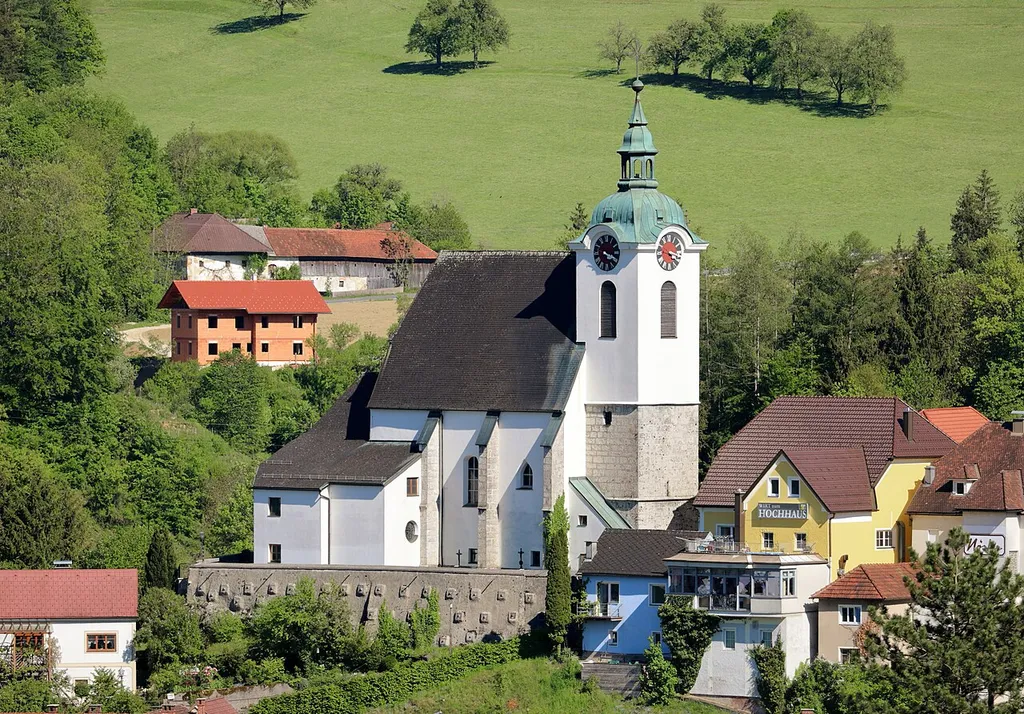 Westansicht der röm.-kath. Pfarrkirche hl. Bartholomäus in der oberösterreichischen Gemeinde Steinbach an der Steyr.