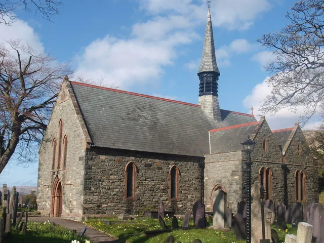 Eglwys Sant Gwynan / St Gwynan's Church