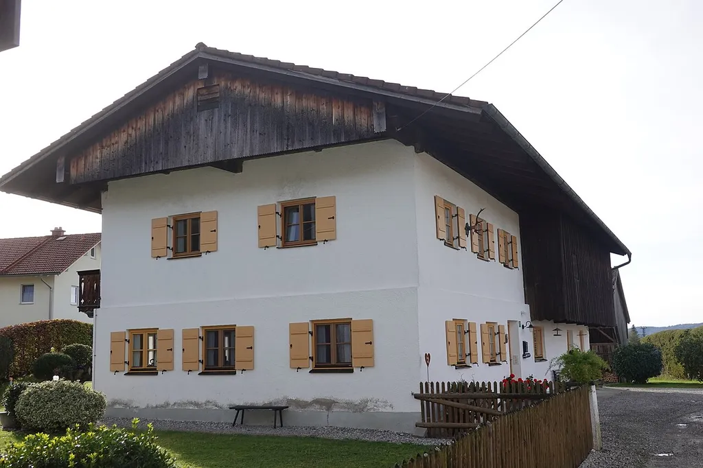 Zweigeschossiger Flachsatteldachbau mit traufseitiger Laube und verschaltem Vordach, Kern 18. Jahrhundert
