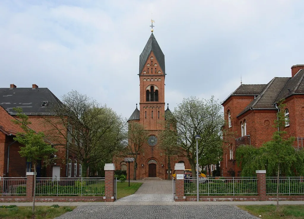 1899/1900 nach Entwürfen der Architekten Friedrich Wellermann und Paul Frölich im Stil der Neuromanik errichteter Backsteinbau