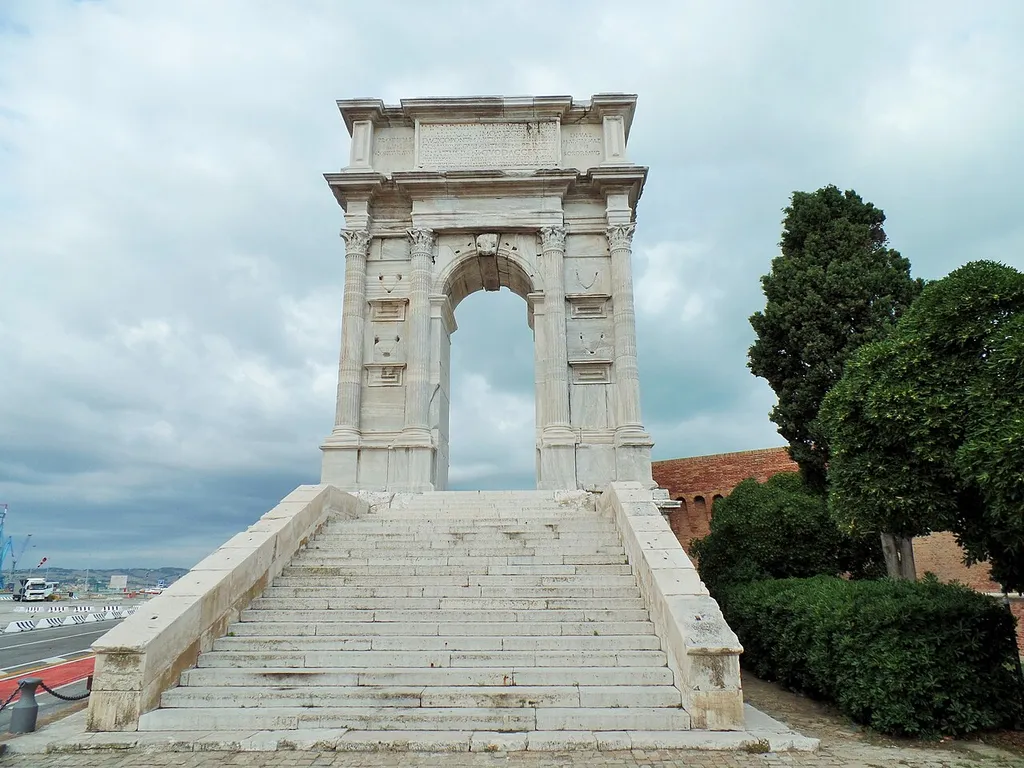 Arco di Traiano Ancona vista frontale