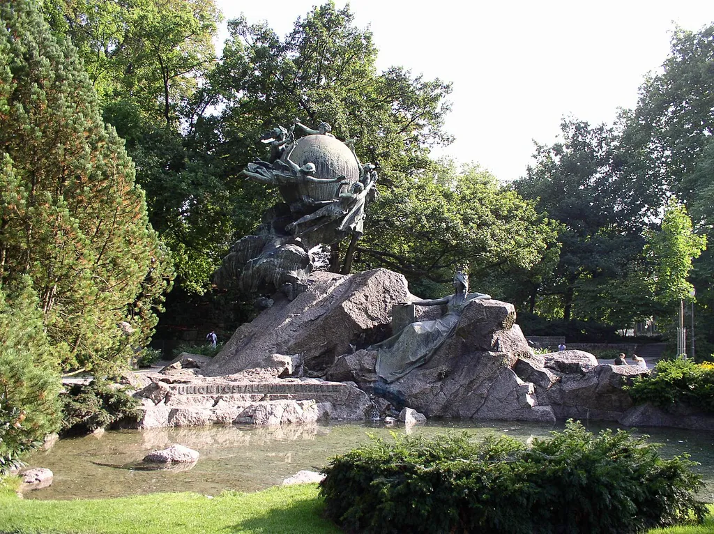 Description: Weltpostdenkmal an der Kleinen Schanze in Bern. Bildhauer: René de Saint-Marceaux Source: photo taken by me, September 2005 Photographer: Baikonur