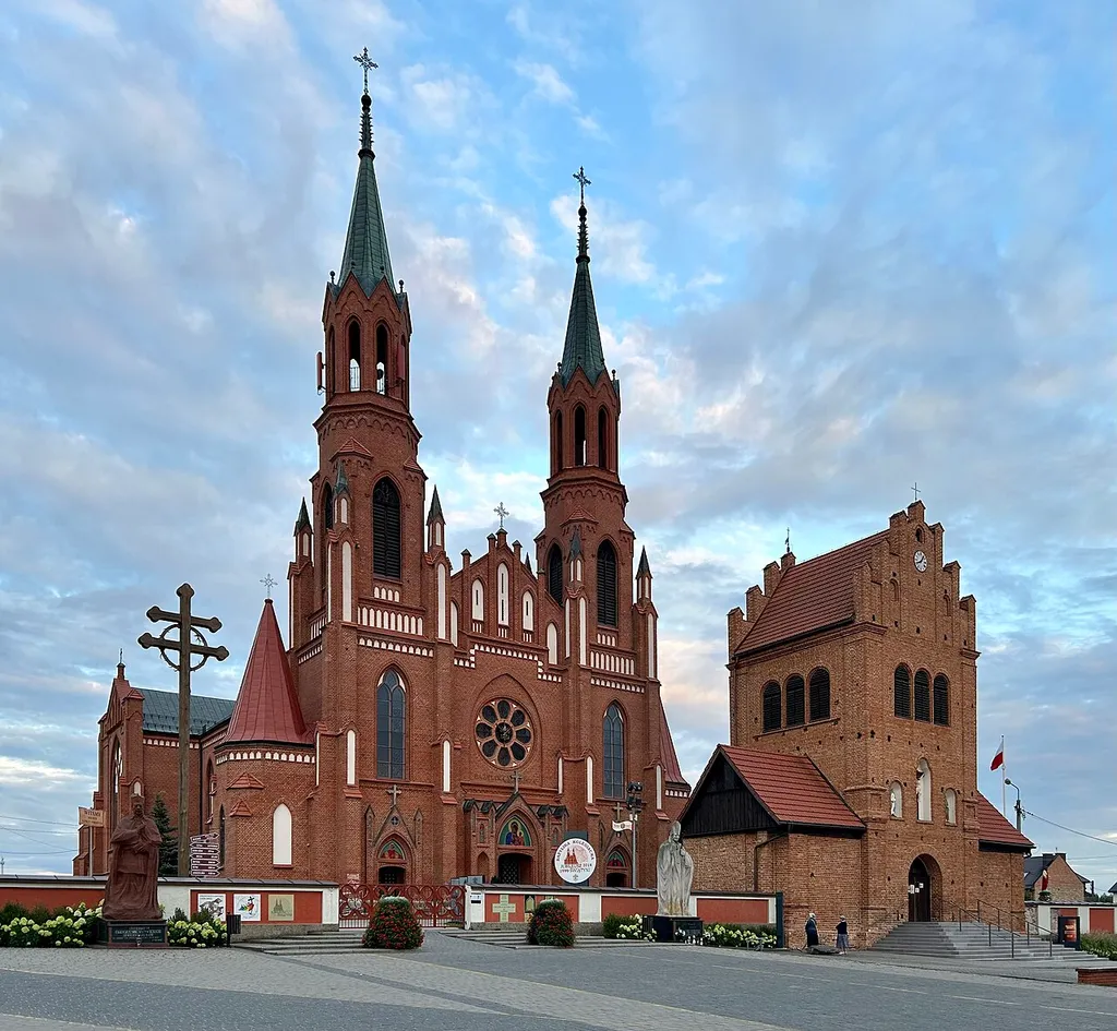 Bazylika kolegiacka Trójcy Przenajświętszej w Myszyńcu. Przed nią - dzwonnica, najstarszy budynek murowany na Kurpiach.