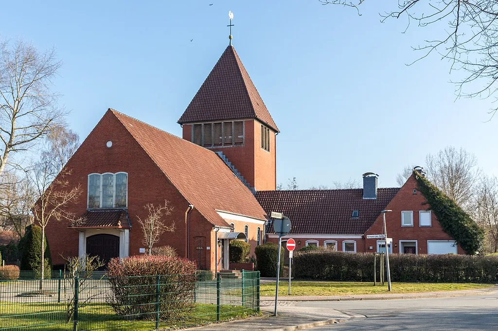 St. Walburga an der Hermann-Löns-Straße, eine der beiden Katholenkirchen in Emden,.