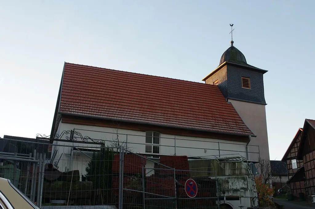 Bad Wildungen Ortsteil Albertshausen in Hessen. Die Kirche befindet sich in der Ortsmitte.