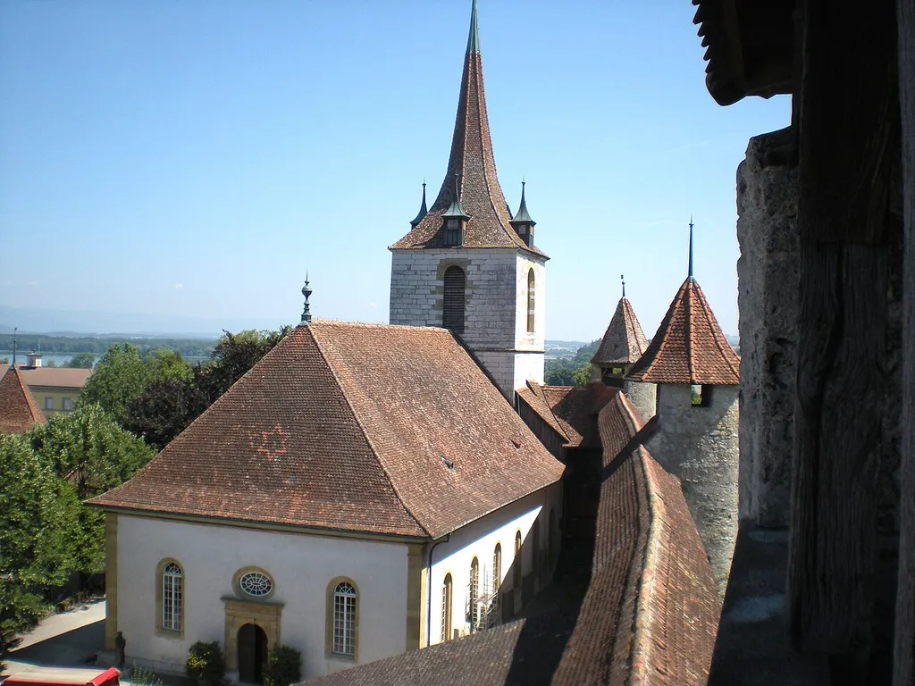 La iglesia Alemana de Murten, situada al lado de las murallas, fue reconstruida en los siglos XVII y XVIII. Su torre está rematada por una atrevida aguja.