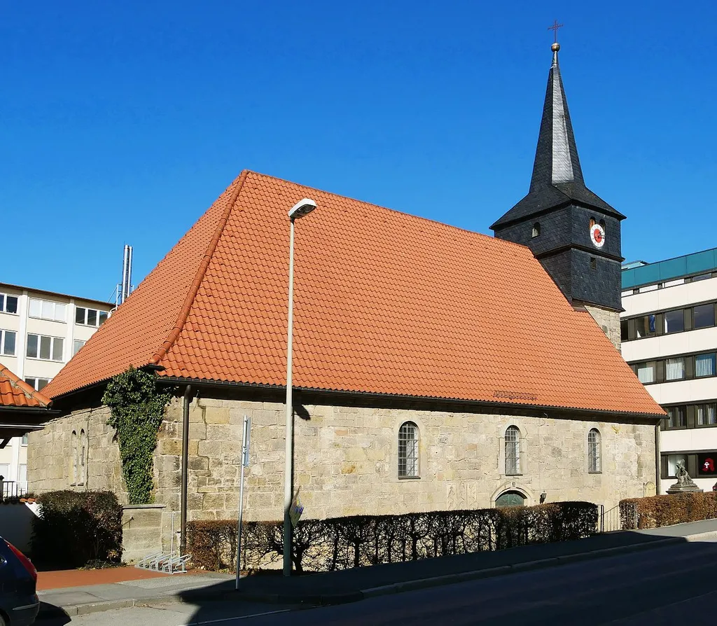 Lichtenfels (OFr.), Bamberger Str. 14: Katholische Spitalkirche Zur Schmerzhaften Mutter Gottes. Mauerwerk aus Sandstein, teilweise auch aus Brocken. Der quadratische Kirchturm ist oben schieferverkleidet und schiefergedeckt. Ansicht von SW