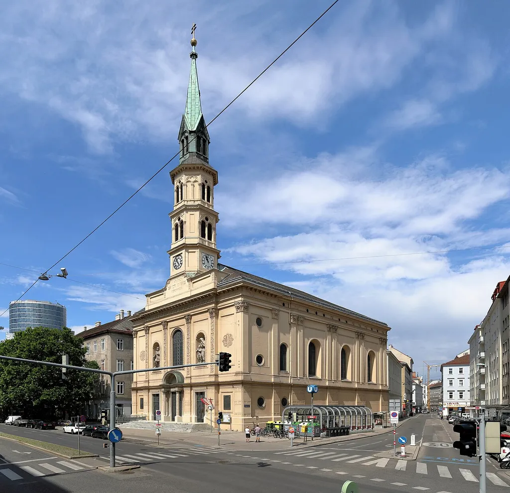 Ostansicht der Johannes-Nepomuk-Kirche an der Ecke Praterstraße/Rotensterngasse im 2. Wiener Gemeindebezirk Leopoldstadt.Die Kirche wurde ab 1841 nach Plänen von Karl Rösner in Formen des romantischen Historismus errichtet und am 18. Oktober 1846 im Beisein des damaligen Kaiser Ferdinand geweiht. Ein sich nach oben verjüngender Turm mit einer Höhe von rd. 70 Meter dominiert die Fassade ([1]), an der sich in Mauernischen die zwei überlebensgroße Figuren hl. Ferdinand und hl. Anna mit Kind befinden; eine Bezugnahme auf den Kaiser Ferdinand I. und seine Gattin Maria Anna von Savoyen: [2]]. 1945 wurde die Kirche durch Bombentreffer schwer beschädigt.
