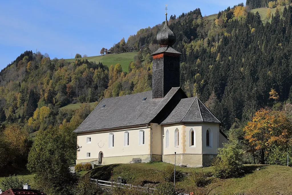 Ostsüdostansicht der röm.-kath. Pfarrkirche hll. Primus und Felizian in Predlitz, ein Ort in der steiermärkischen Gemeinde de:Stadl-Predlitz.