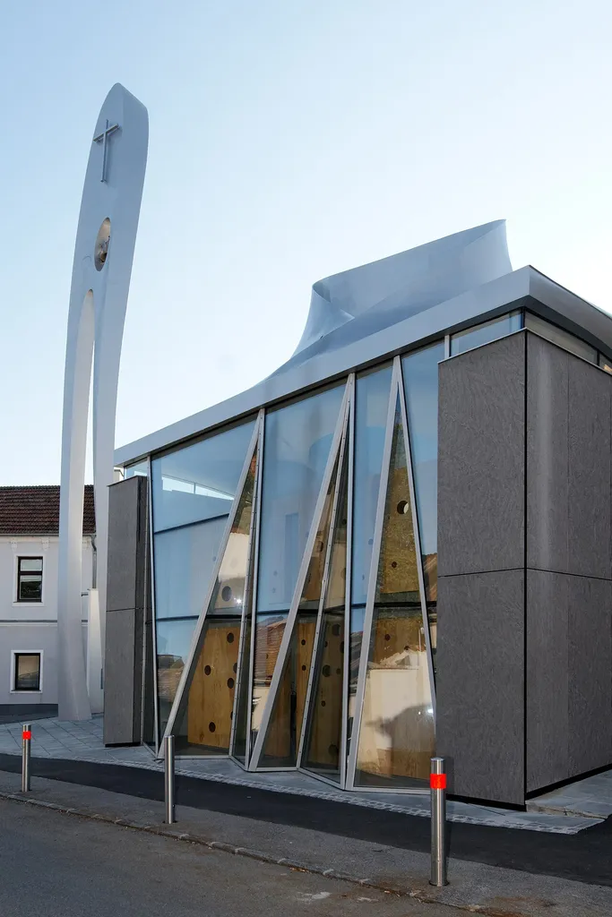 Martin-Luther-Kirche in Hainburg an der Donau (Niederösterreich), errichtet nach Plänen von Wolf D. Prix vom Architekturbüro Coop Himmelb(l)au, eingeweiht am 30. April 2011.