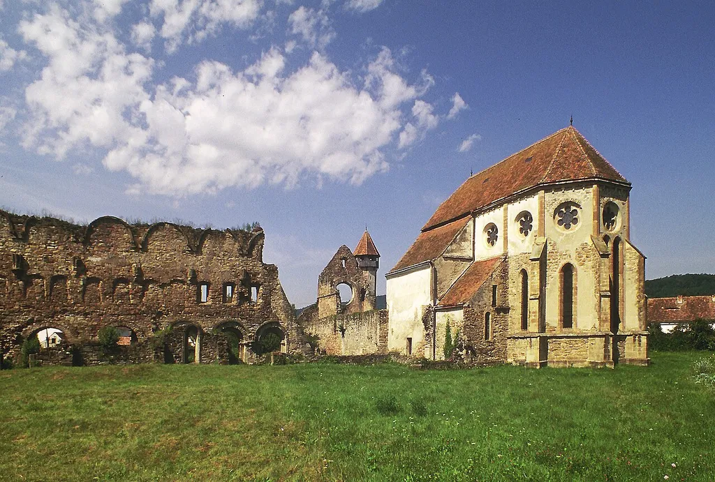 Die ehemalige Zisterzienserabtei in Kerz (Siebenbürgen, Rumänien) wurde um das Jahr 1200 gegründet und 1474 von König Mathias Corvinus aufgelöst. Heute ist sie ev. Kirche.