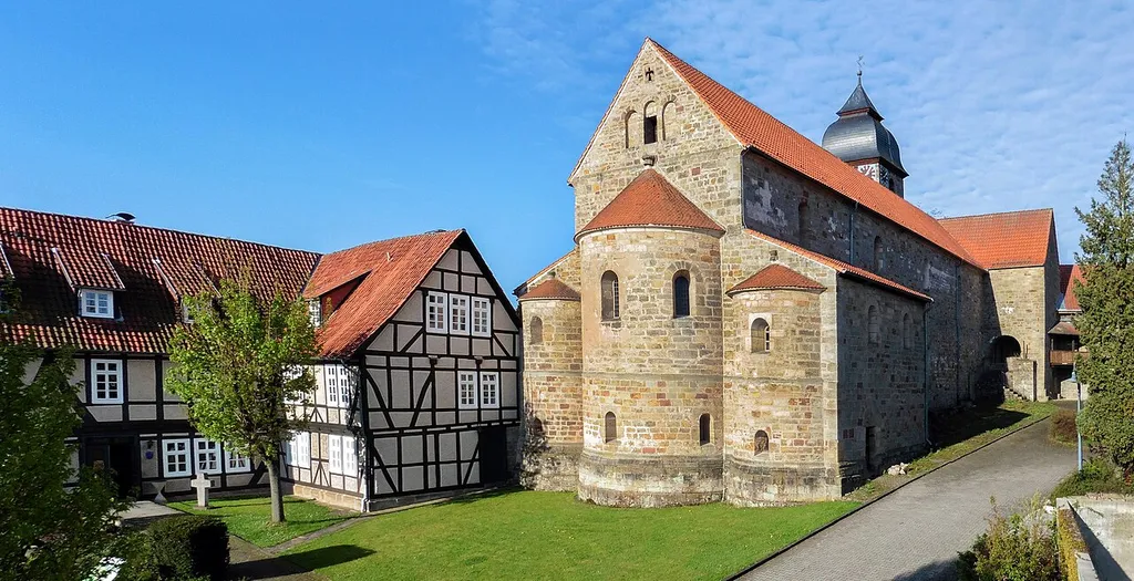 Ehemaliges Kloster Germerode mit Torhaus in der Gemeinde Meißner im Werra-Meißner-Kreis, Nordhessen. Ansicht von Nordosten.