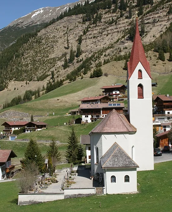 Kath. Pfarrkirche hl. Johannes der Täufer, Friedhof mit Totenkapelle, Kriegerdenkmal