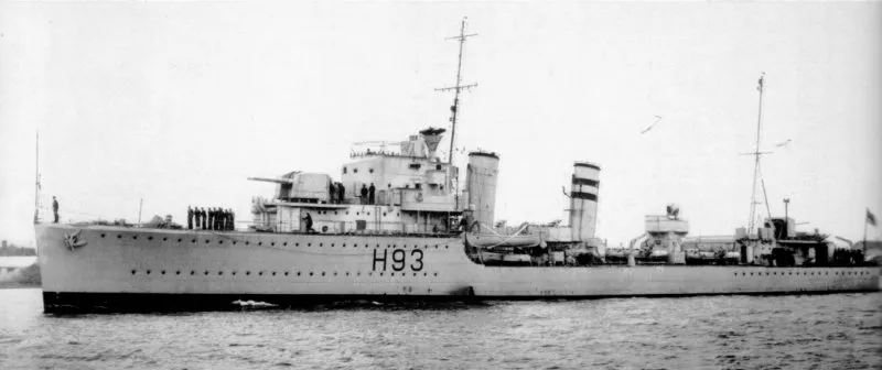 Der britische Zerstörer Herward mit 12 cm-Zwillingsgeschütz für Tests