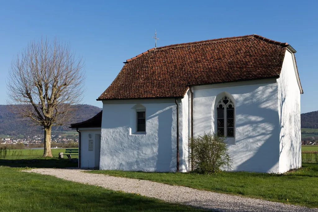 Die alte Kirche Saint Barthélémy am Dorfrand von Courrendlin (JU)