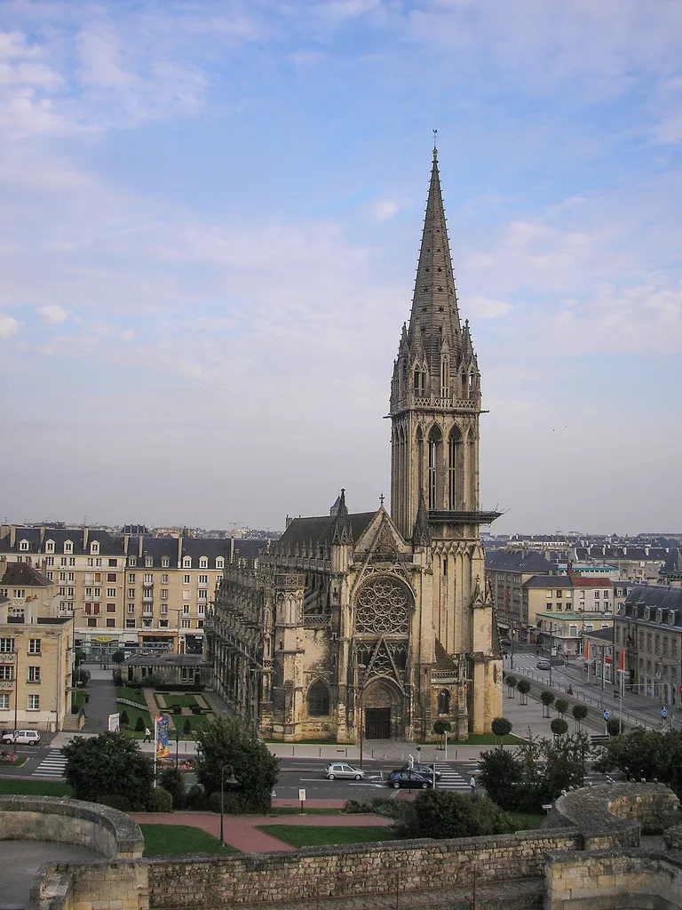 Caen (Normandie, France). L'église Saint-Pierre, vue du château.