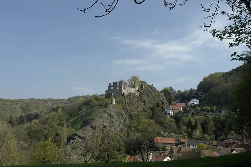 Die Burg und der Ort Falkenstein vom Friedhof aus gesehen