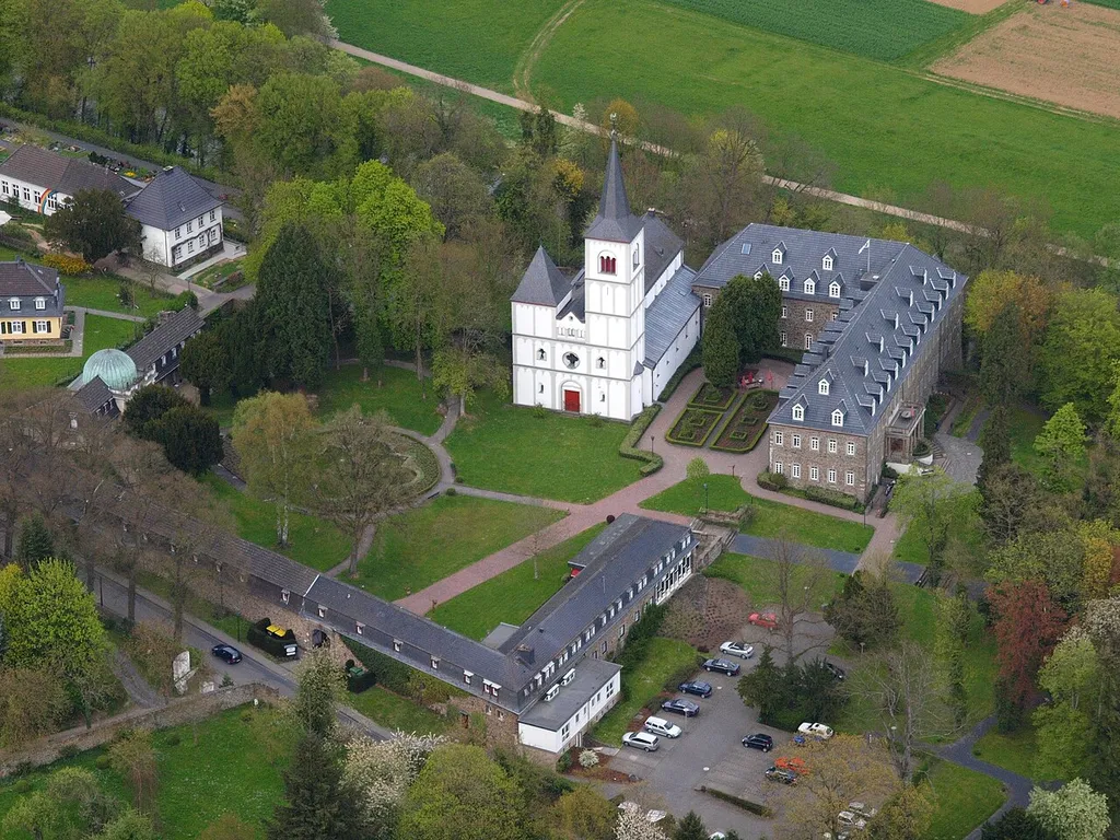 Das ehemalige Kloster Merten aus südwestlicher Ansicht.