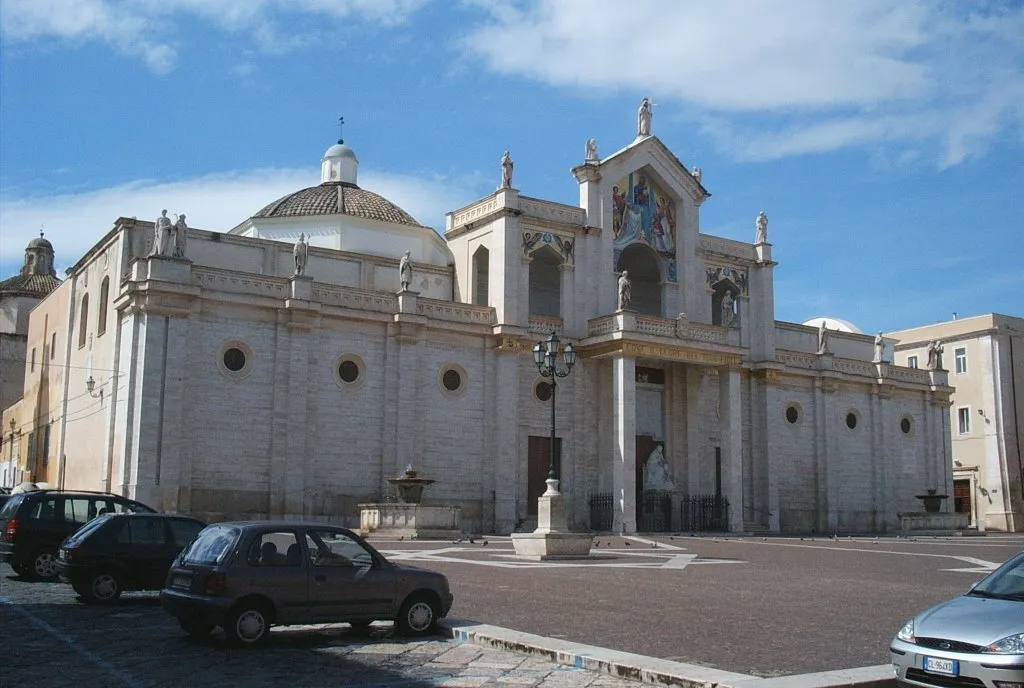 La Bellissima facciata della Cattedrale di Manfredonia, rifatta negli anni '60 per volontà del vescovo Andrea Cesarano. Opera dello Scultore Aronne Del Vecchio. Foto di Marcello Castigliego