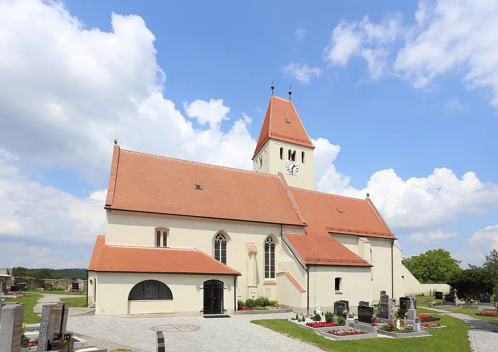 Südansicht der katholischen Pfarrkirche hl. Martin in Neukirchen an der Wild, ein Ortsteil der niederösterreichischen Gemeinde Brunn an der Wild.