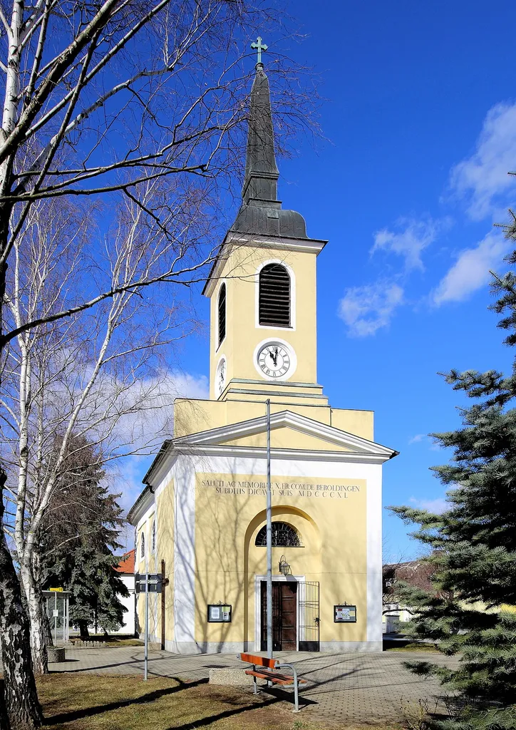 Südostansicht der katholischen Pfarrkirche hl. Rosalia auf dem Anger in Seyring, ein Ortsteil der niederösterreichischen Stadt Gerasdorf bei Wien. Die frühbarocke Kirche wurde um 1670 errichtet. Im Jahr 1840 wurde im Südosten eine Vorhalle mit Turm sowie im Nordwesten eine Sakristei angebaut.