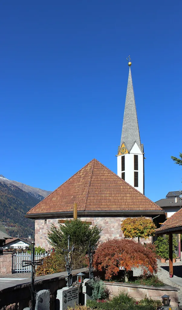 Pfarrkirche Heiligkreuz in Verdins in der Gemeinde Schenna (Südtirol)