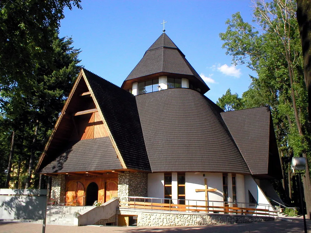 Kościół Parafii Miłosierdzia Bożego w Zakopanem - Chramcówki. Czas powstania: 1980–1994, autor projektu: Janusz Ingarden, wnętrze Bogdan Kulka.