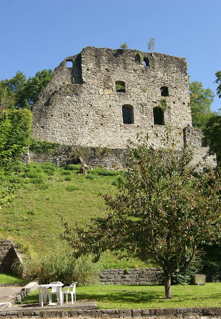Burgruine Jagdberg, in Schlins, Vorarlberg. Veröffentlicht: Georg Kessler in "Freizeit im Ländle, Die schönsten Ausflugziele in Vorarlberg ISBN 978-3-7022-3068-5 2010.