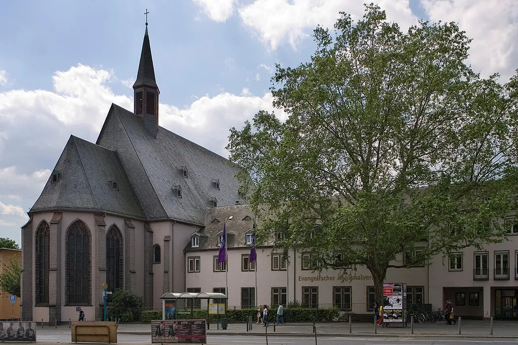 Heilig-Geist-Kirche mit dem Chor der ehemaligen Dominikanerkirche und Annex-Klosterbauten aus der Nachkriegszeit in Frankfurt am Main, aus östlicher Richtung von der Ecke Battonnstraße / Kurt-Schumacher-Straße aus gesehen. Selber fotografiert im Mai 2008, Doppellizensierung GFDL &amp; CC-BY-SA 2.5.
