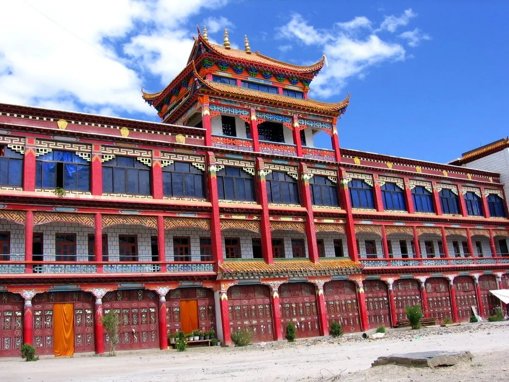 Kandze Gompa, Ganzi Si or Ganzi monastery. Home of more than 500 Gelupka monks. Was built on 17th century.