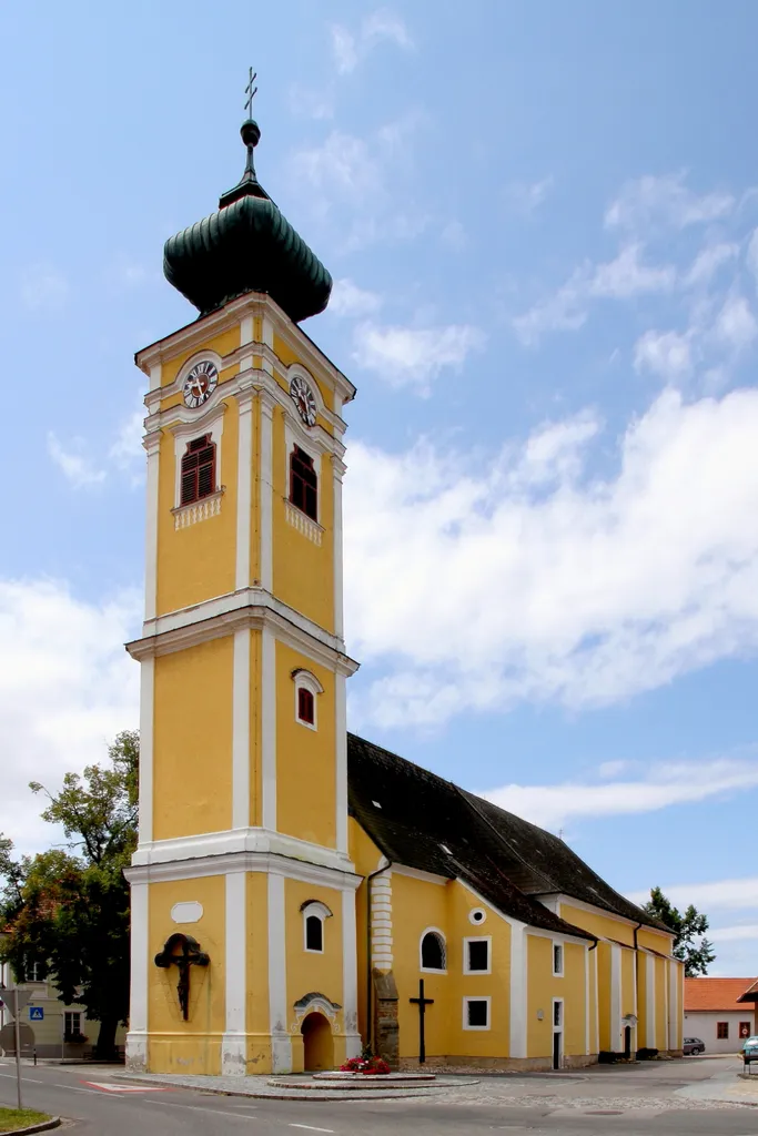 Die katholische Pfarrkirche hll. Peter und Paul in Hadersdorf, ein Ortsteil der niederösterreichischen Marktgemeinde Hadersdorf-Kammern.