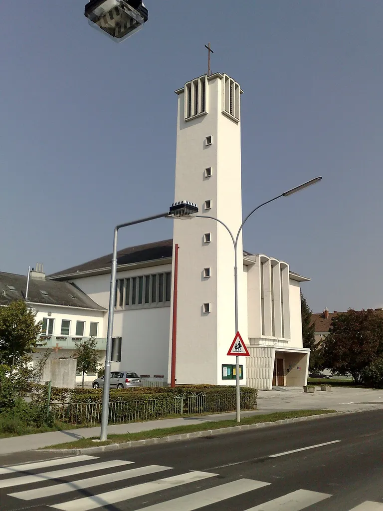 Pfarrkirche Herz Mariae in Wiener Neustadt von Südwesten
