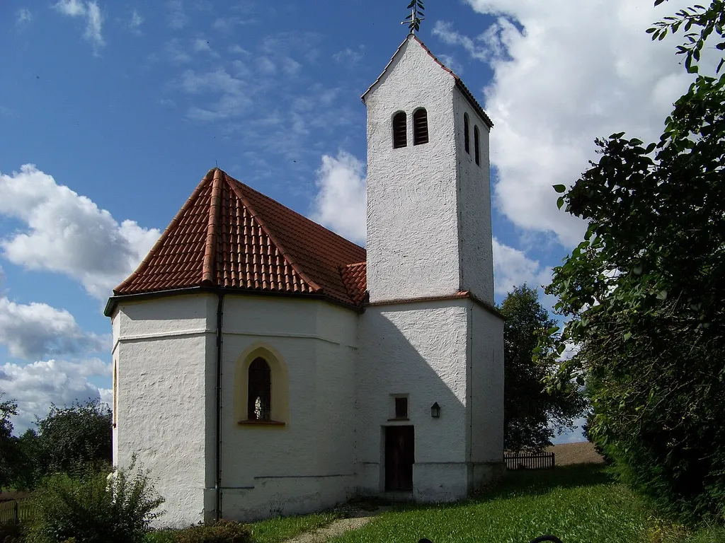 Abensberg, Unterhörlbach 18, Katholische Kirche St. Georg, Saalkirche mit Satteldach und leicht eingezogenem fünfseitig geschlossenem Chor, Flankenturm mit Satteldach nach Norden, mit spitzbogigen Fenstern und Portal, gotisch, auf älterer Grundlage; mit Ausstattung.