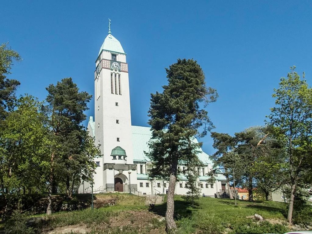 Sundbybergs kyrka, uppfördes efter ritningar av arkitekt Axel Sjögren och invigdes 1911 This is a photo of an ecclesiastical monument in Sweden, number 21300000005453 (sub-number: 21400000549133) in the RAÄ buildings database.