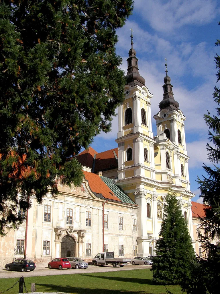 Pohľad na priečelie kláštora a kostola od juhozápadu