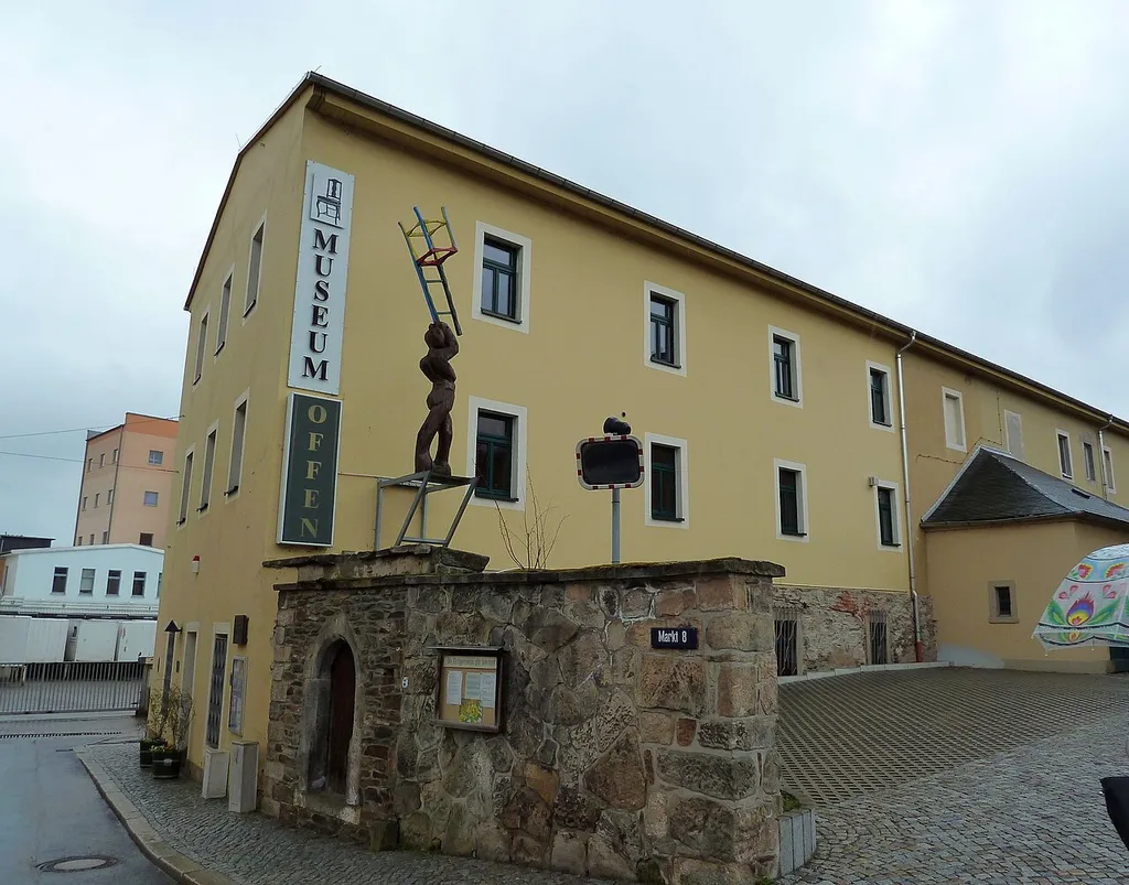 Das Deutsche Stuhlbaumuseum, Rabenau (Sachsen). Vorn in der Mitte eine denkmalgeschützte Pforte in einer Einfriedungsmauer.