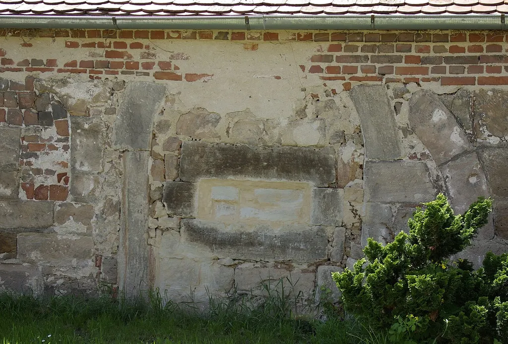 Mittelalterliche Außenmauer-Reste des ehemaligen Klosters Frauenaurach an der westlichen Seite des Friedhofs zum Grundstück Brauhofgasse 5 im Erlanger Stadtteil Frauenaurach