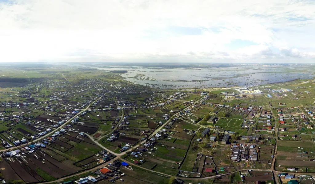 Панорама села Дубровичи Рязанской области с квадрокоптера. Высота 250 метров. На дальнем плане - весенний разлив р.Ока