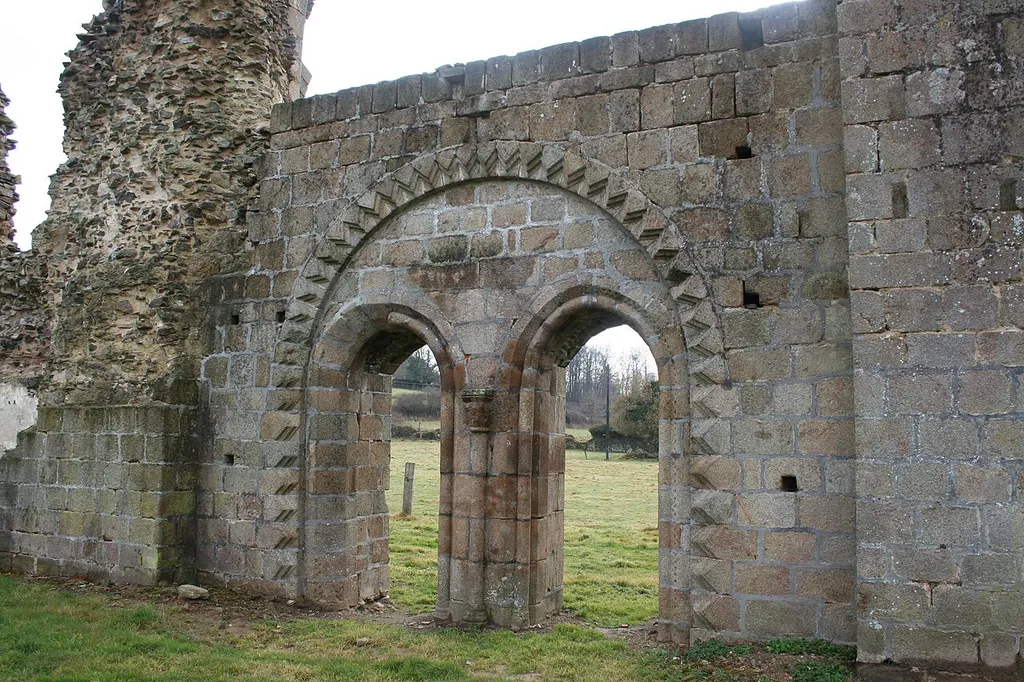 Porche d'accès entre le cloitre et l'extérieur entre le dortoir et le réfectoire. Vue des ruines de l'abbaye de savigny le vieux, manche, france