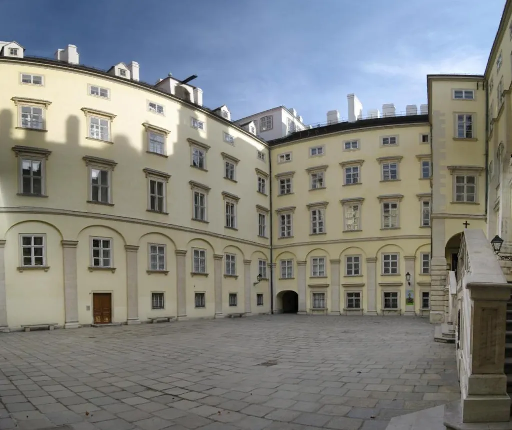 Panoramic view of the Schweizerhof, the oldest courtyard in the Hofburg palace in Vienna. This media shows the protected monument with ObjektID 20113 in Austria. (Commons, de, Wikidata)