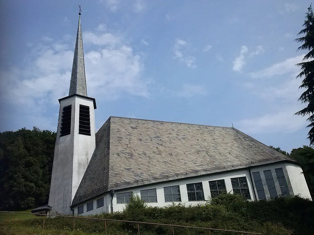 Die katholischen Dreifaltigkeits-Kirche von Kocherbach (Wald-Michelbach) im Odenwald.