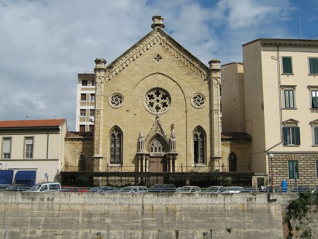 Livorno: Tempio della Congregazione Olandese Alemanna. Stato di conservazione al giugno 2008. Si notano in particolare le bifore distrutte nelle ali laterali, i pinnacoli crollati sopra il portale d'ingresso, il tetto crollato nel corpo laterale sinistro ed il Fosso Reale ancora lasciato in cemento armato a vista.