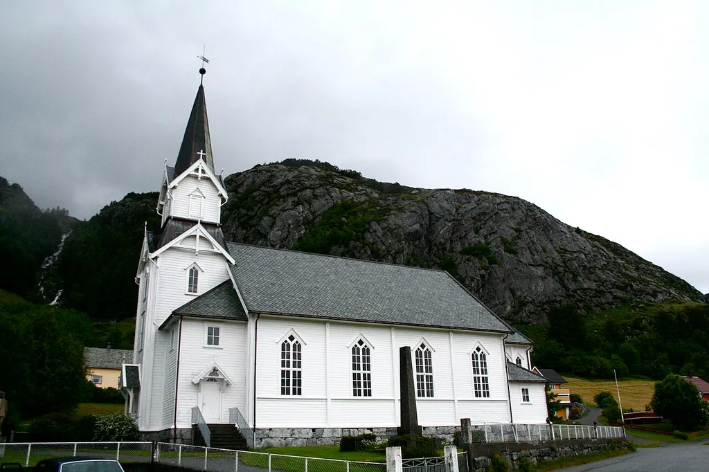 Bilete av Bremanger Kyrkje frå vegen.
