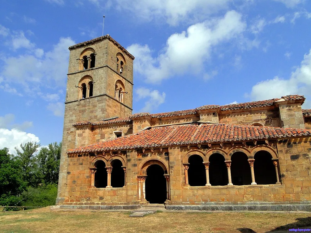 los orígenes del templo que actualmente podemos admirar habría que datarlos a finales del siglo XI o comienzos del XII, mientras que para otros hay que retrasarlos al último tercio del siglo XII. Lo que parece evidente es que dentro de la construcción románica hay dos etapas. La primera corresponde a la cabecera (salvo los capiteles del ventanal) y la portada. Todo ello es obra del Taller de la Sierra de la Demanda. En una postrera intervención trabajaría un taller de tradición silense que se encargaría de la galería porticada, la torre campanario y los capiteles citados del ábside. La torre, levantada a los pies del templo, presenta una estructura prismática en la que, sobre un primer cuerpo liso, se elevan otros dos cuerpos idénticos abiertos en sus cuatro caras mediante vanos de medio punto geminados sobre pares de columnas que, a su vez, quedan abrazados por un arco mayor. Sin embargo, la pieza que dota de verdadera personalidad y valor a la iglesia de Jaramillo de la Fuente es su armónica galería porticada desplegada al costado sur del templo, conocida popularmente entre los habitantes de la localidad como "el portalito".
