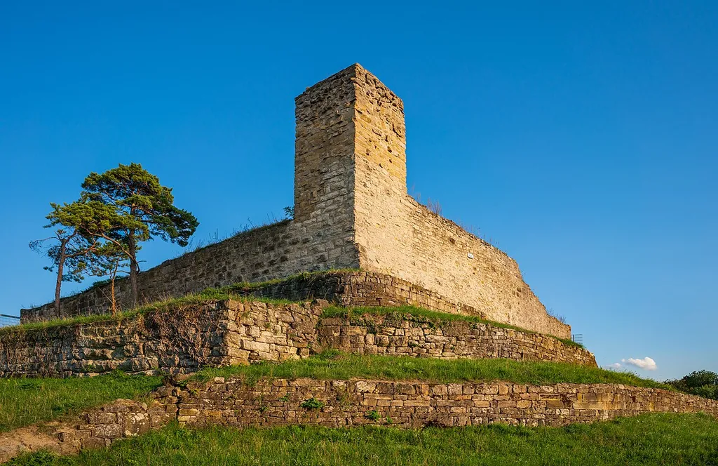 Ludwigsburg, Ortsteil Hoheneck: Ansicht der namensgebenden Burg Hoheneck von Nordwesten mit Abendsonne. In der Mitte der quadratische nordwestliche Eckturm.