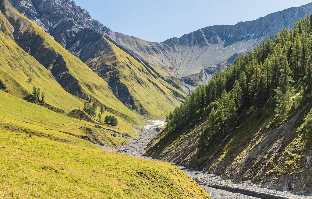Mountain tour from Prasüras, through the Val Trupchun to Alp Purcher in the Swiss National Park. Wildlife observation place.
