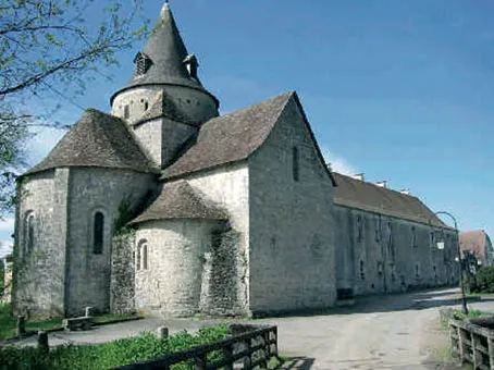 Chevet de l'Église de l'abbaye de Sauvelade, vu du pont sur le Laà.