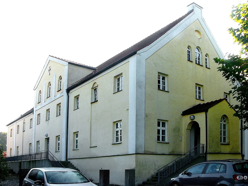 Ehemaliges Kapuzinerkloster; zweigeschossiger Satteldachbau mit Zwerchhausrisalit, durch Seitentrakt mit der Wallfahrtskirche verbunden, 1869–72, 1905 verlängert.